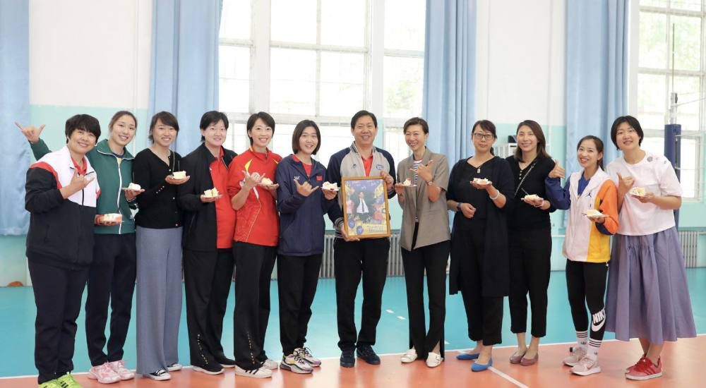 第一集的故事结束于外来的警察重新进入食人魔的世界，所以续集的故事都延续此展开